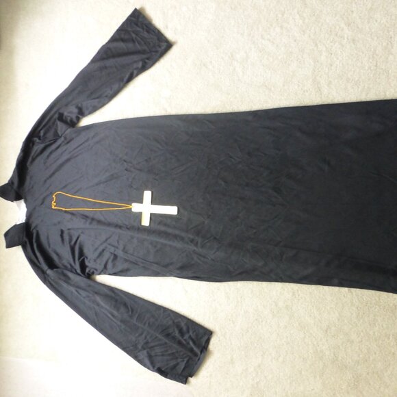 SPIRIT HALLOWEEN Men's Priest costume - Picture 3 of 14